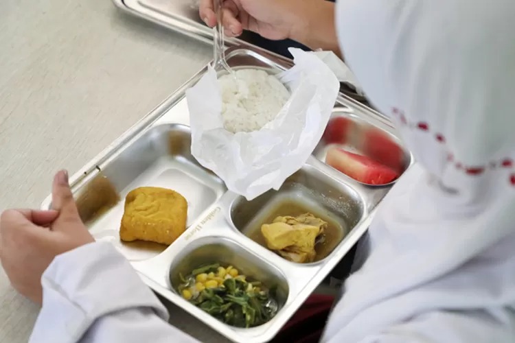 Ilustrasi. Anggaran Cuma Rp6.500 per Porsi Sebabkan Dapur MBG di Makassar Berhenti. (Foto :x@solusibuku.com)